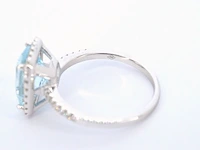 Witgouden entourage ring met een bijzondere aquamarijn - afbeelding 9 van  10