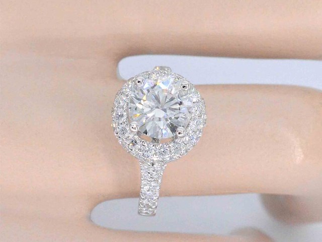 Witgouden entourage ring met een briljant geslepen diamant 2.00 carat - afbeelding 4 van  11