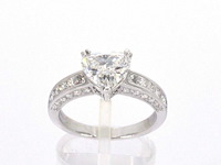 Witgouden entourage ring met een heart shape diamant - afbeelding 1 van  9