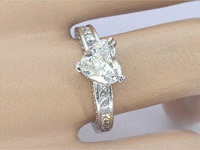 Witgouden entourage ring met een heart shape diamant - afbeelding 2 van  9