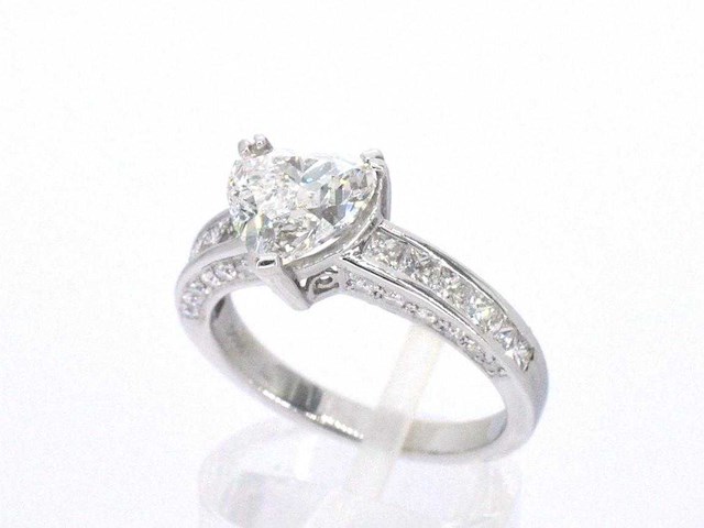 Witgouden entourage ring met een heart shape diamant - afbeelding 4 van  9