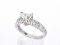 Witgouden entourage ring met een heart shape diamant - afbeelding 4 van  9