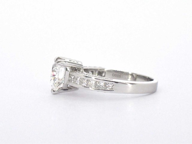 Witgouden entourage ring met een heart shape diamant - afbeelding 5 van  9