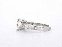 Witgouden entourage ring met een heart shape diamant - afbeelding 5 van  9