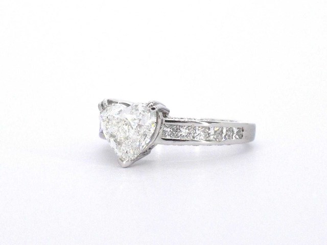 Witgouden entourage ring met een heart shape diamant - afbeelding 6 van  9