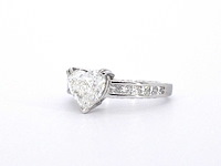 Witgouden entourage ring met een heart shape diamant - afbeelding 6 van  9