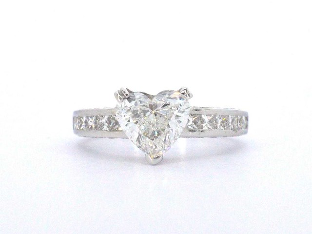 Witgouden entourage ring met een heart shape diamant - afbeelding 7 van  9