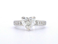 Witgouden entourage ring met een heart shape diamant - afbeelding 7 van  9