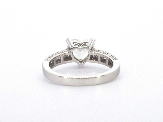 Witgouden entourage ring met een heart shape diamant - afbeelding 8 van  9
