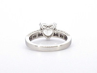 Witgouden entourage ring met een heart shape diamant - afbeelding 8 van  9