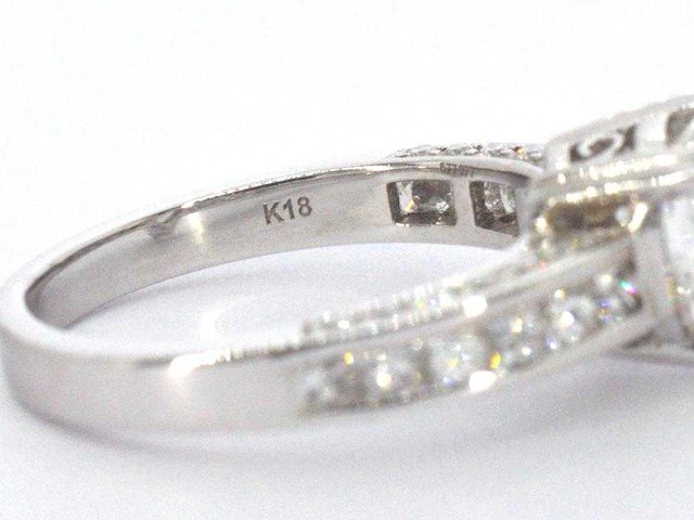 Witgouden entourage ring met een heart shape diamant - afbeelding 9 van  9