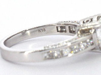 Witgouden entourage ring met een heart shape diamant - afbeelding 9 van  9