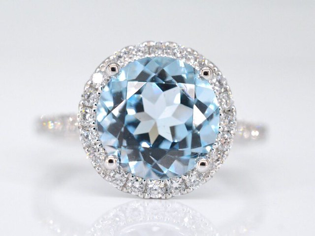 Witgouden entourage ring met een natuurlijke geslepen topaas - afbeelding 1 van  7