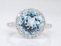 Witgouden entourage ring met een natuurlijke geslepen topaas