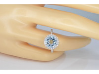 Witgouden entourage ring met een natuurlijke geslepen topaas - afbeelding 2 van  7