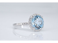 Witgouden entourage ring met een natuurlijke geslepen topaas - afbeelding 4 van  7