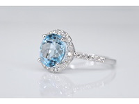 Witgouden entourage ring met een natuurlijke geslepen topaas - afbeelding 5 van  7