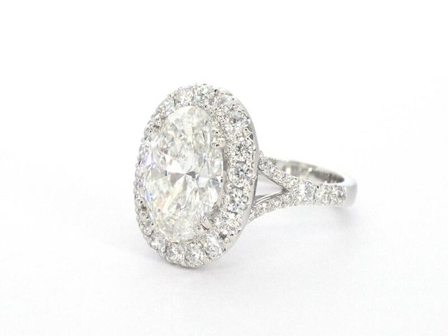 Witgouden entourage ring met een ovaal van 5.00 carat - afbeelding 4 van  10