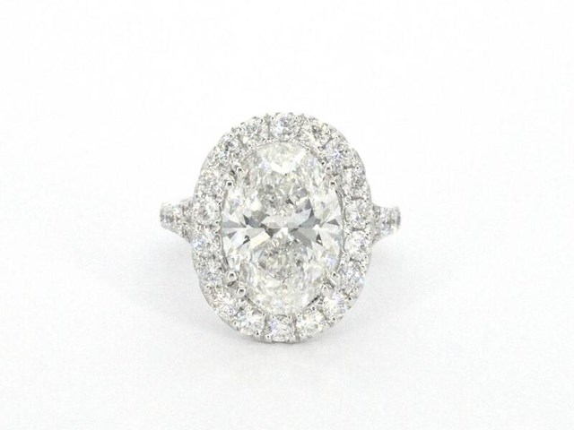 Witgouden entourage ring met een ovaal van 5.00 carat - afbeelding 6 van  10