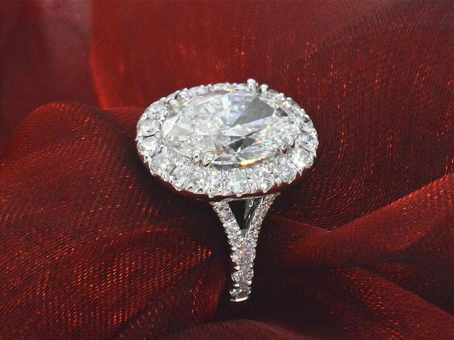 Witgouden entourage ring met een ovaal van 5.00 carat - afbeelding 8 van  10