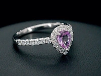 Witgouden entourage ring met een roze saffier