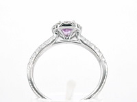 Witgouden entourage ring met een roze saffier - afbeelding 6 van  7