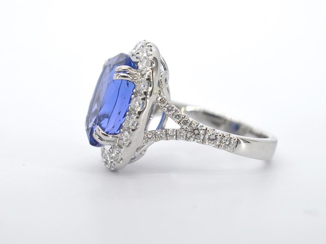 Witgouden entourage ring met een tanzaniet van 7.00 carat - afbeelding 2 van  13