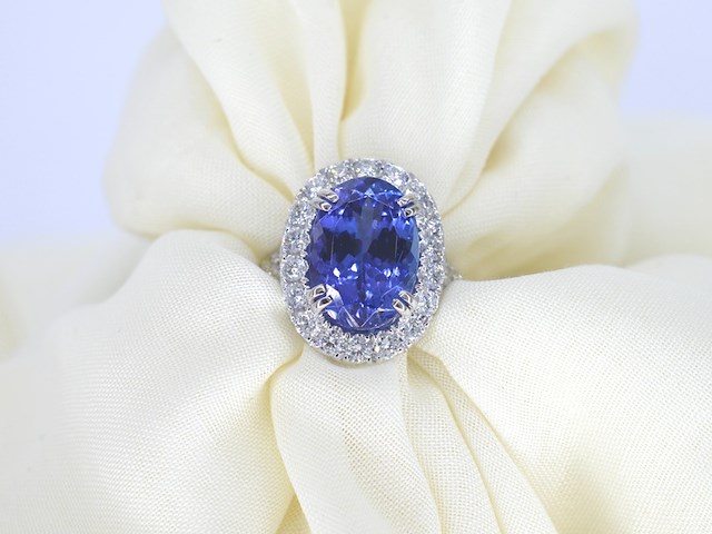 Witgouden entourage ring met een tanzaniet van 7.00 carat - afbeelding 1 van  13