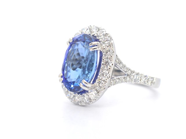 Witgouden entourage ring met een tanzaniet van 7.00 carat - afbeelding 7 van  13