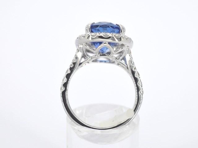 Witgouden entourage ring met een tanzaniet van 7.00 carat - afbeelding 13 van  13