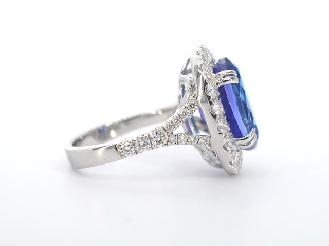 Witgouden entourage ring met een tanzaniet van 7.00 carat - afbeelding 3 van  13
