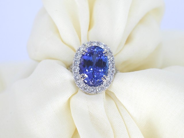 Witgouden entourage ring met een tanzaniet van 7.00 carat - afbeelding 1 van  13