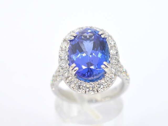 Witgouden entourage ring met een tanzaniet van 7.00 carat - afbeelding 12 van  13