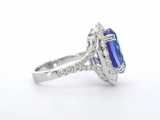 Witgouden entourage ring met een tanzaniet van 7.00 carat - afbeelding 3 van  13
