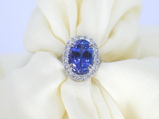 Witgouden entourage ring met een tanzaniet van 7.00 carat - afbeelding 1 van  13