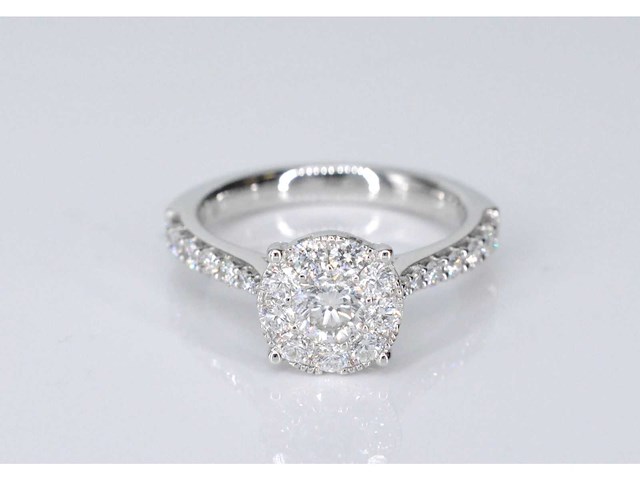 Witgouden entourage ring met grote briljant geslepen diamanten - afbeelding 1 van  6