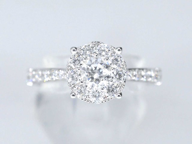 Witgouden entourage ring met grote briljant geslepen diamanten - afbeelding 4 van  6