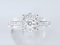 Witgouden entourage ring met grote briljant geslepen diamanten - afbeelding 4 van  6