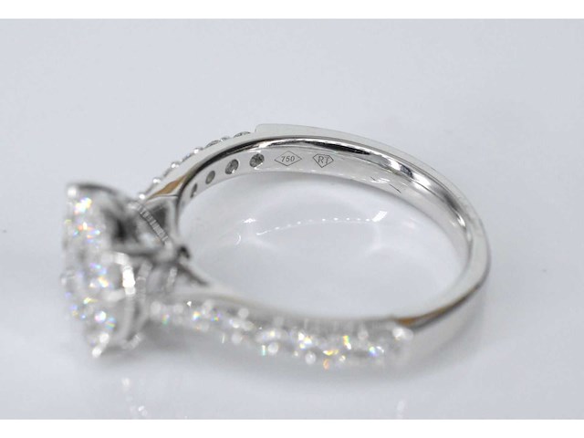 Witgouden entourage ring met grote briljant geslepen diamanten - afbeelding 6 van  6