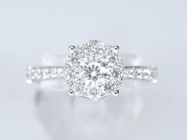 Witgouden entourage ring met grote briljant geslepen diamanten - afbeelding 3 van  7