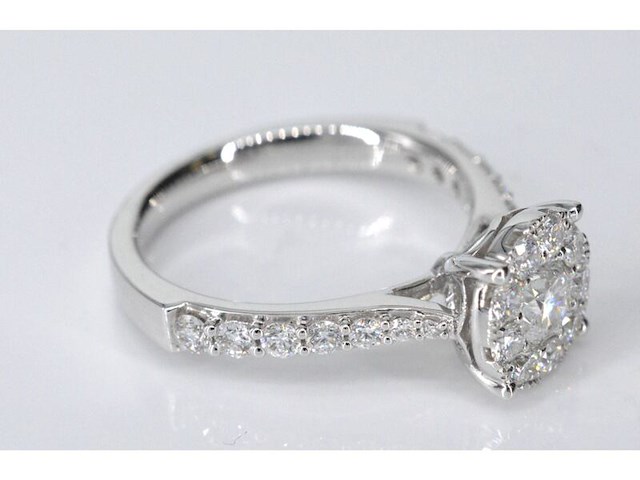 Witgouden entourage ring met grote briljant geslepen diamanten - afbeelding 4 van  7