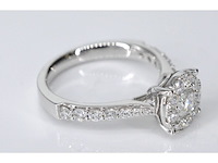 Witgouden entourage ring met grote briljant geslepen diamanten - afbeelding 4 van  7
