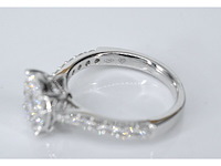 Witgouden entourage ring met grote briljant geslepen diamanten - afbeelding 5 van  7