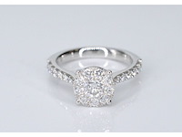 Witgouden entourage ring met grote briljant geslepen diamanten - afbeelding 1 van  5