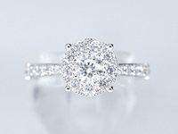 Witgouden entourage ring met grote briljant geslepen diamanten - afbeelding 3 van  5