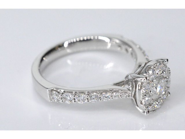 Witgouden entourage ring met grote briljant geslepen diamanten - afbeelding 4 van  5