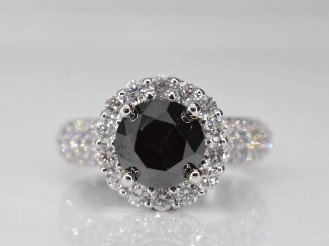 Witgouden entourage ring met grote diamanten en een zwarte diamant - afbeelding 1 van  8