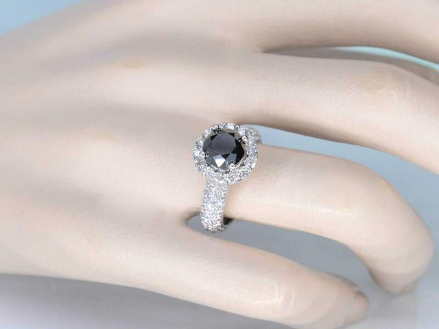 Witgouden entourage ring met grote diamanten en een zwarte diamant - afbeelding 2 van  8