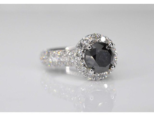 Witgouden entourage ring met grote diamanten en een zwarte diamant - afbeelding 3 van  8