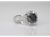 Witgouden entourage ring met grote diamanten en een zwarte diamant - afbeelding 3 van  8
